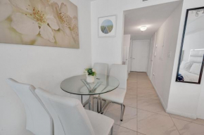 Beautiful High Floor Studio * Brickell * Ocean view